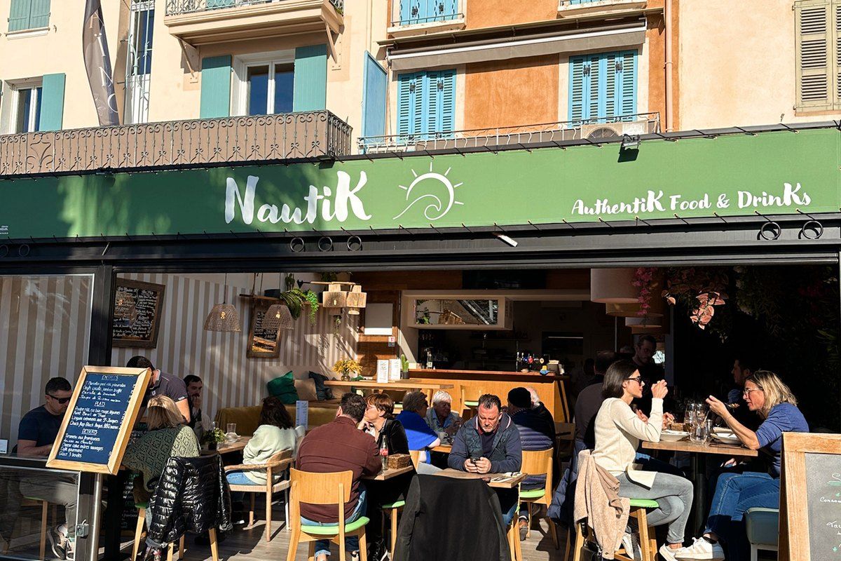 The green-fronted Nautik bar-restaurant on the Sainte-Maxime promenade, its terrace full of customers