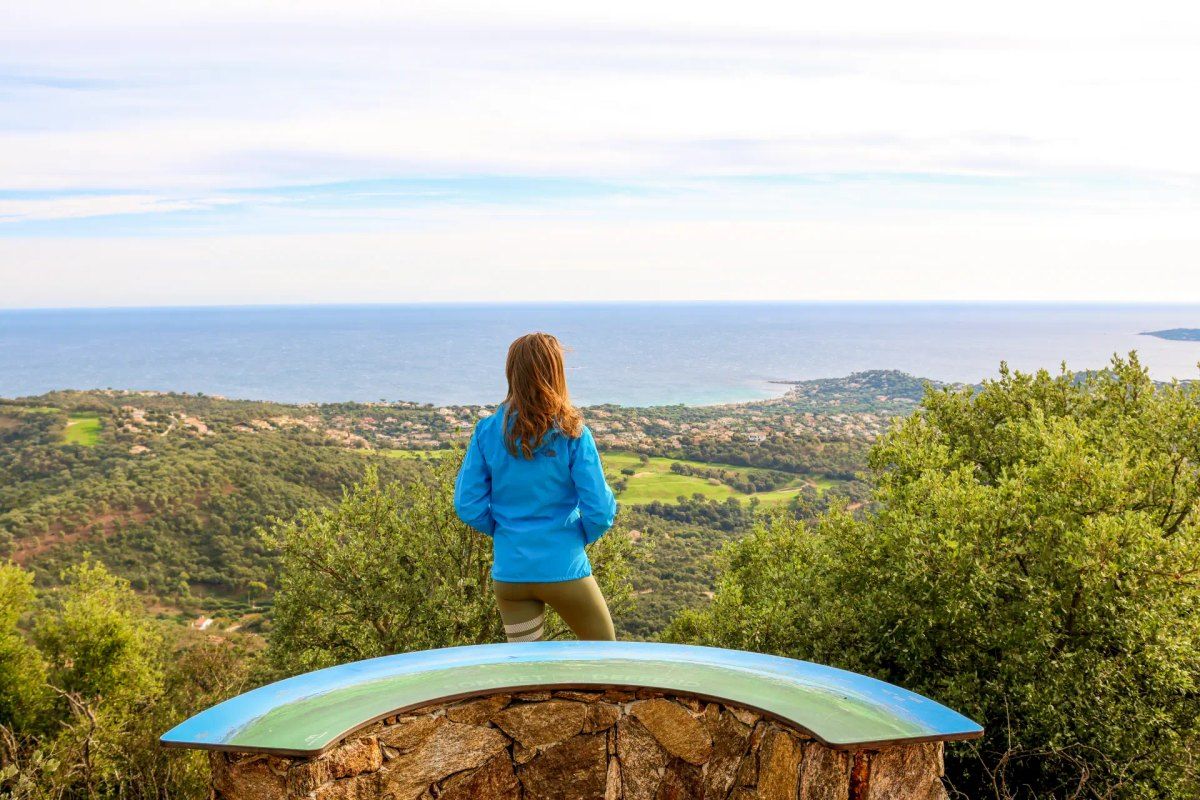 A walker at the viewpoint table on top of the Deffend, looking out over the Gulf of Saint-Tropez