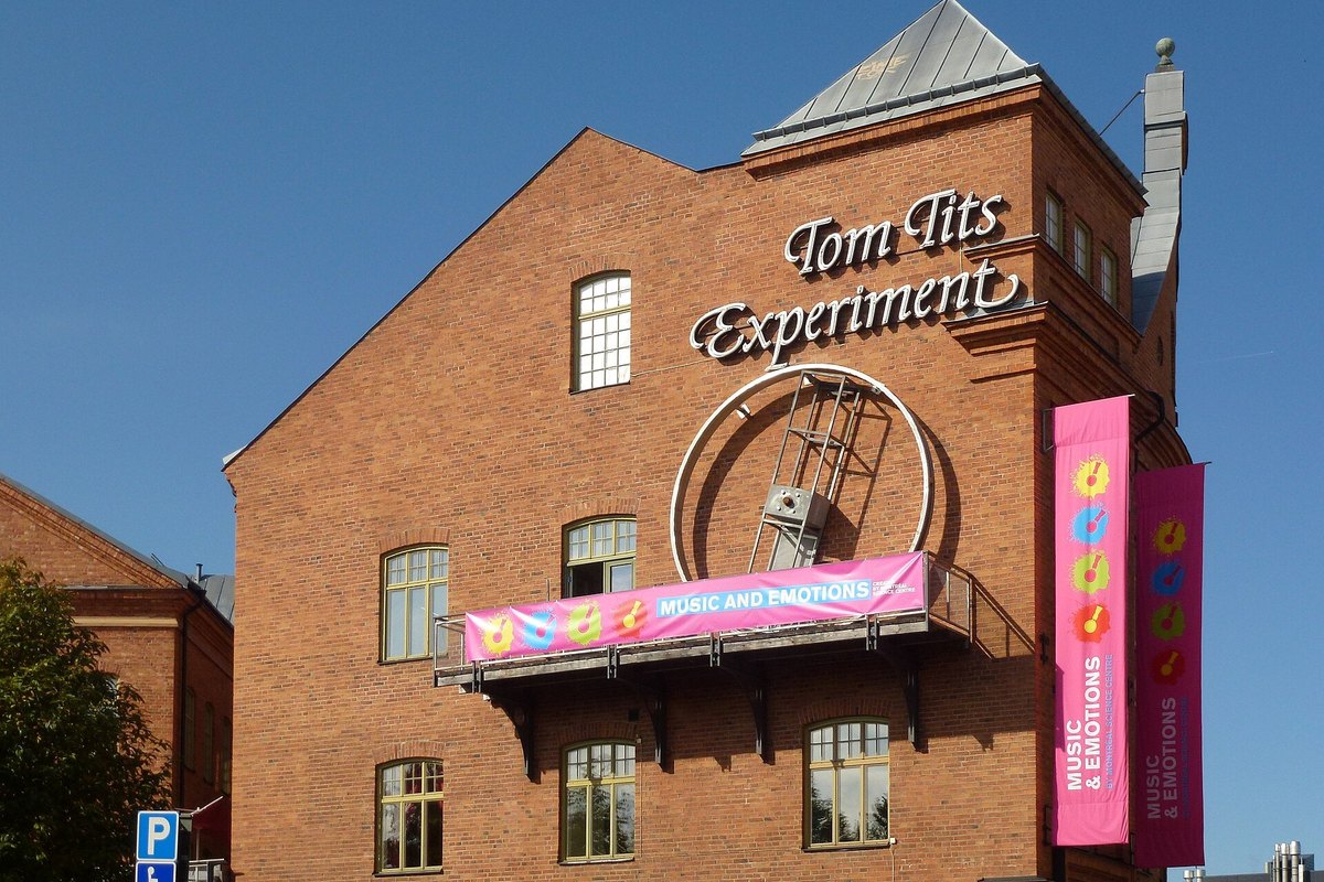 The red-brick former factory of Tom Tits Experiment in Södertälje with its name on the gable