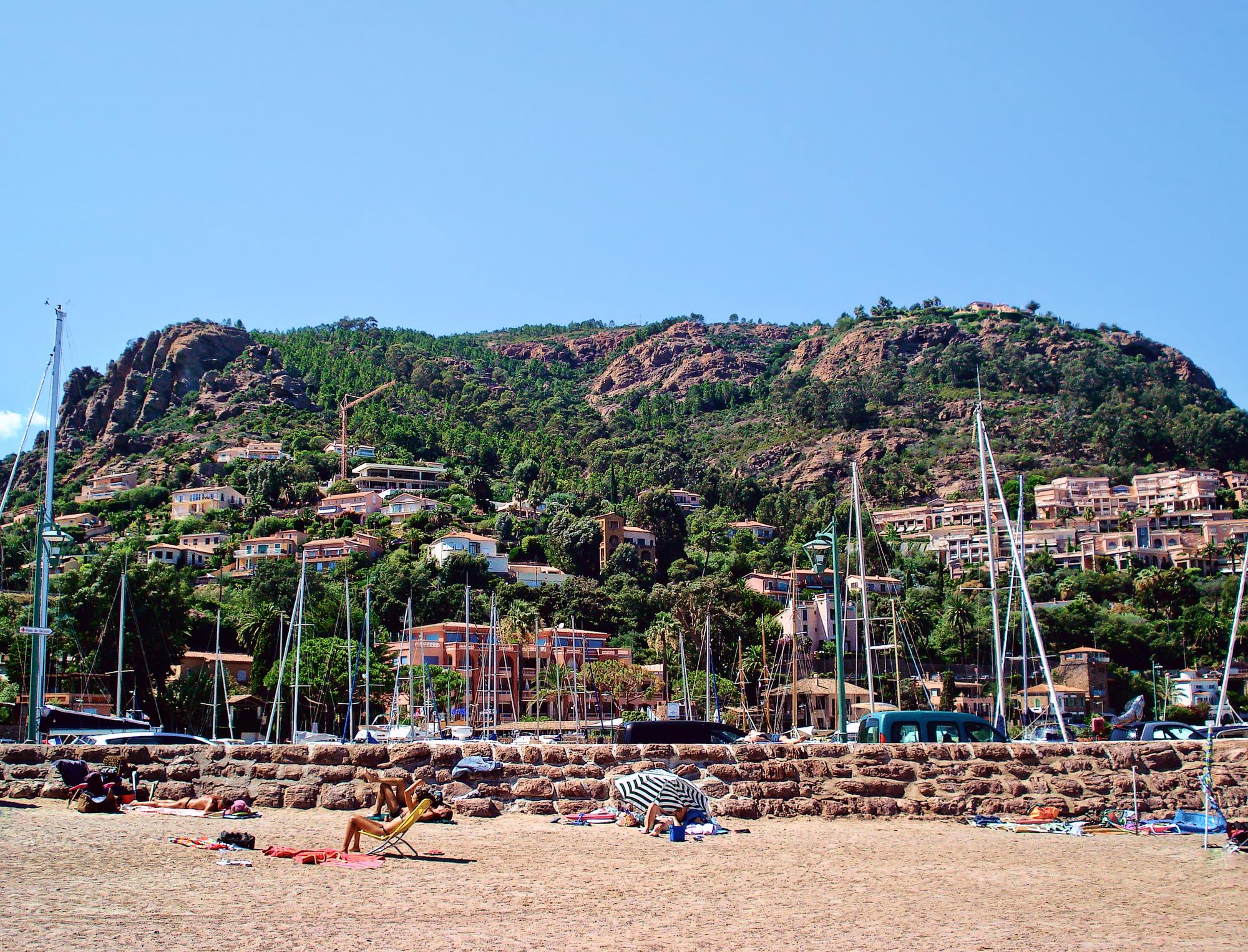 The beach at Théoule-sur-Mer seen from the coast
