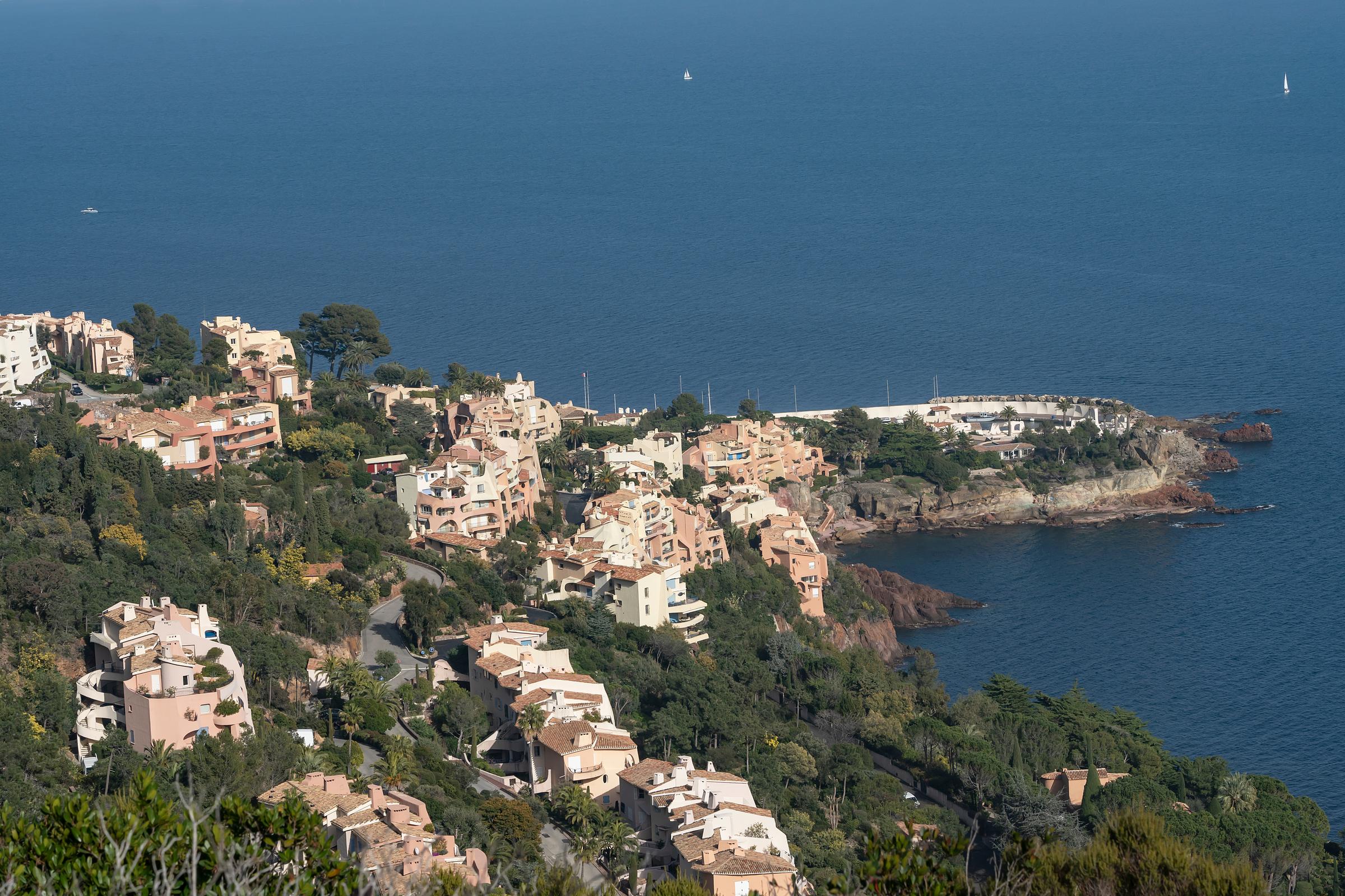 Houses along the coast of Théoule-sur-Mer from the air