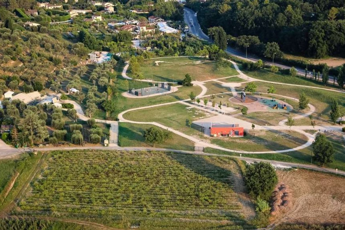 Aerial view of the Parc de Loisirs d'Opio with its sports grounds and paths among the trees