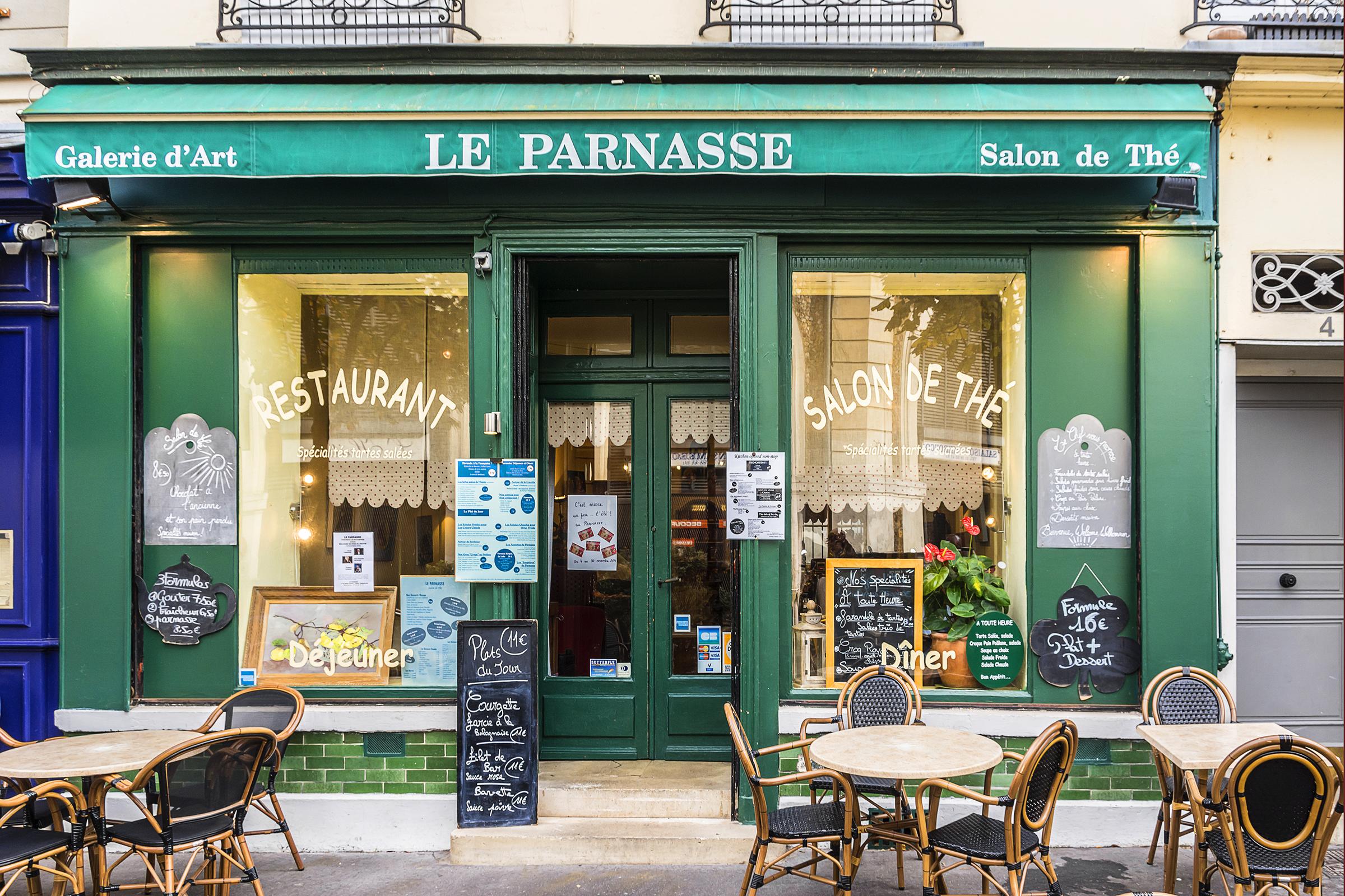 Small restaurants and cafés near the Notre-Dame market in Versailles
