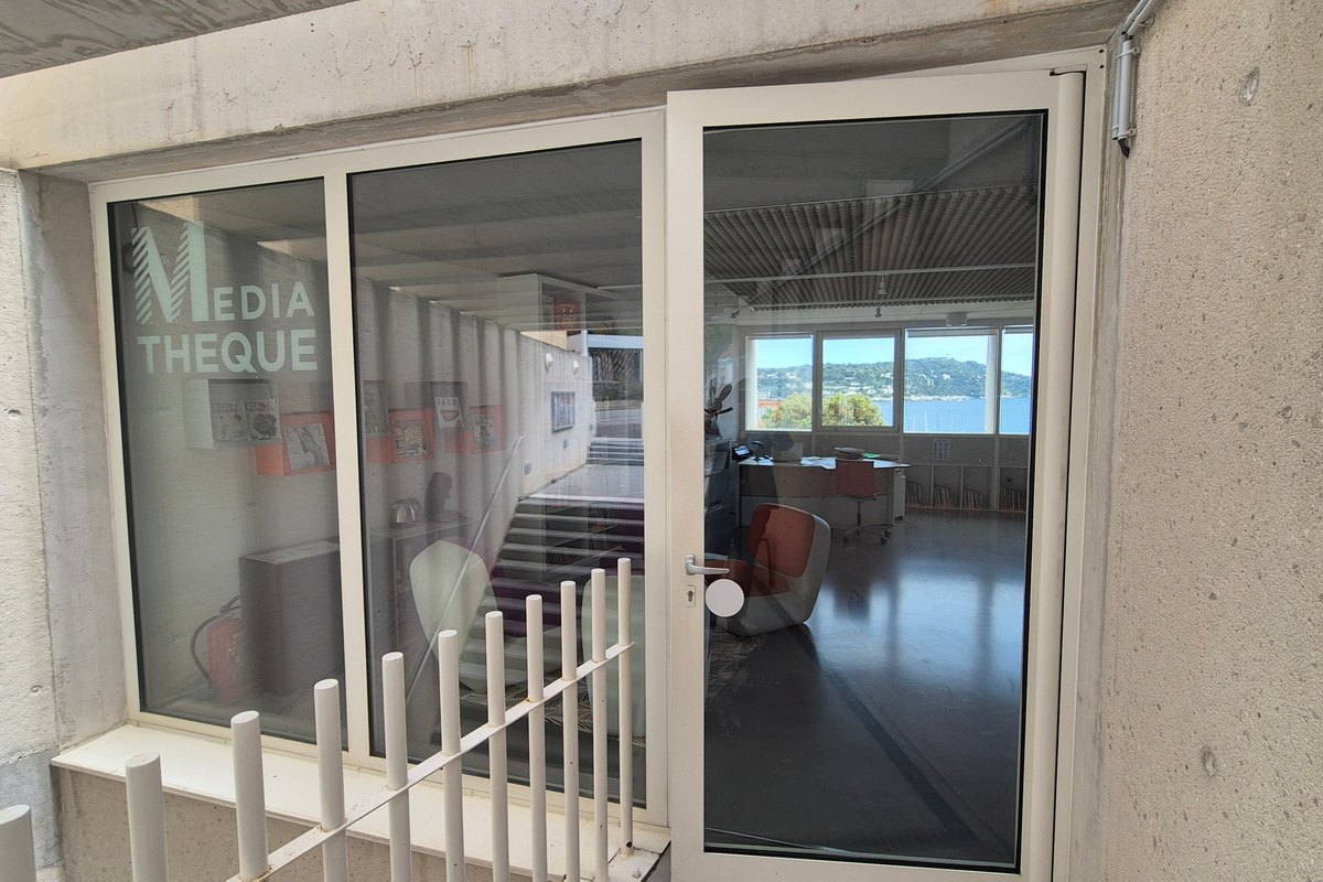 The front of the Médiathèque La Source in Villefranche-sur-Mer