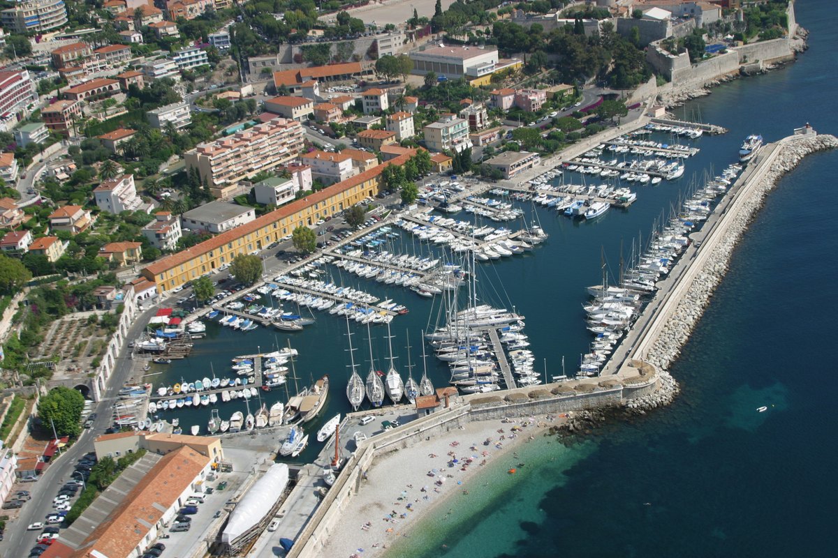 Plage de la Darse, the pebble beach behind the harbour walls at Villefranche-sur-Mer