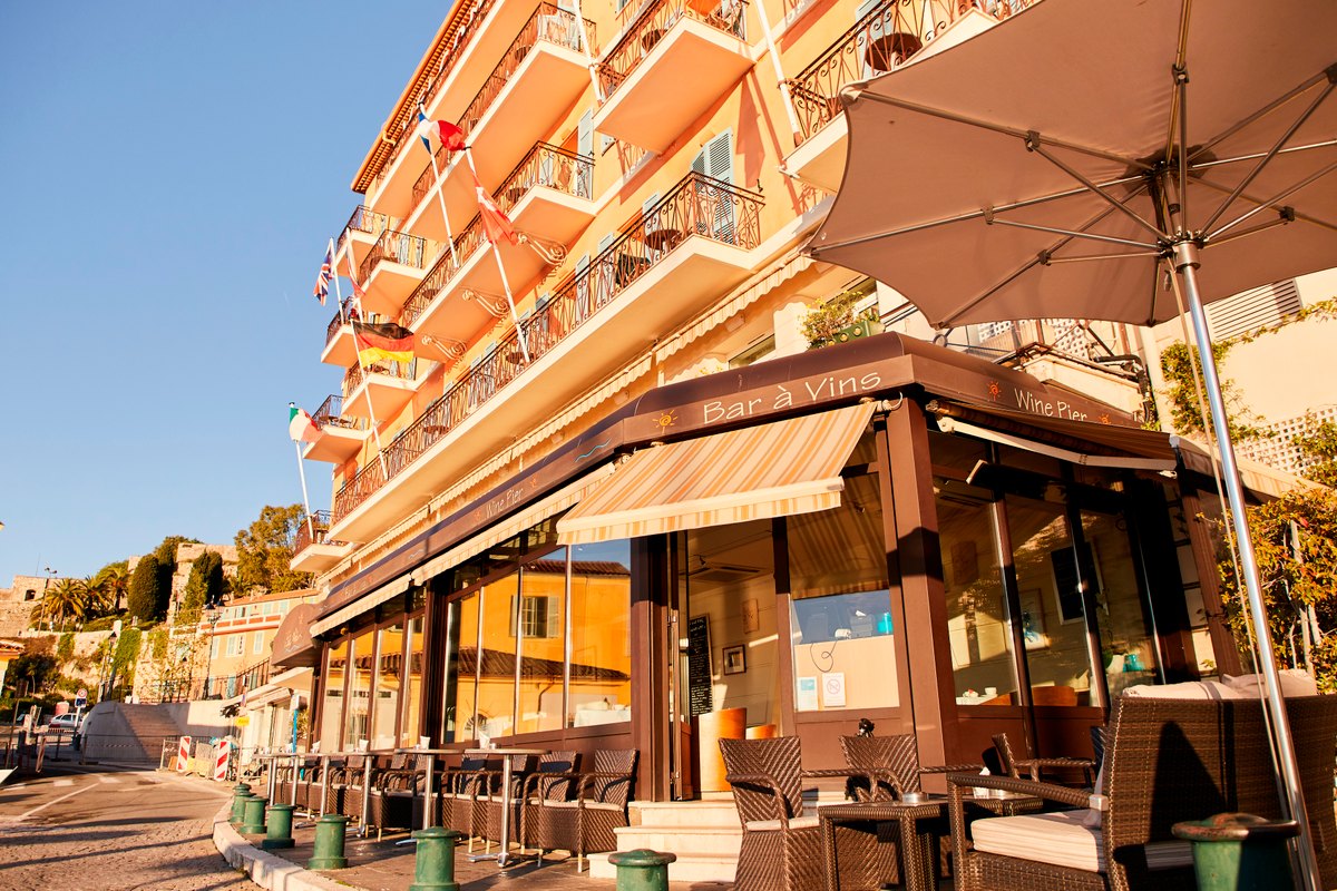 Wine Pier, the wine and cocktail bar of the Hôtel Welcome on the quay at Villefranche-sur-Mer