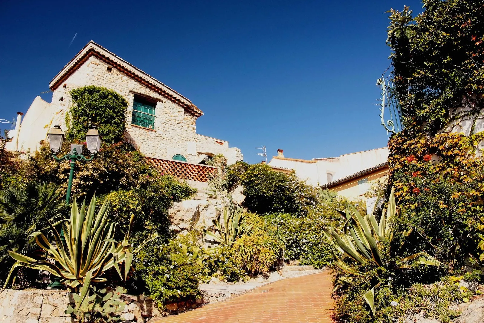 A lane in the Safranier quarter of Old Antibes