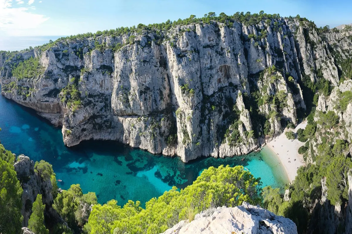 The calanque of En-Vau between white limestone cliffs