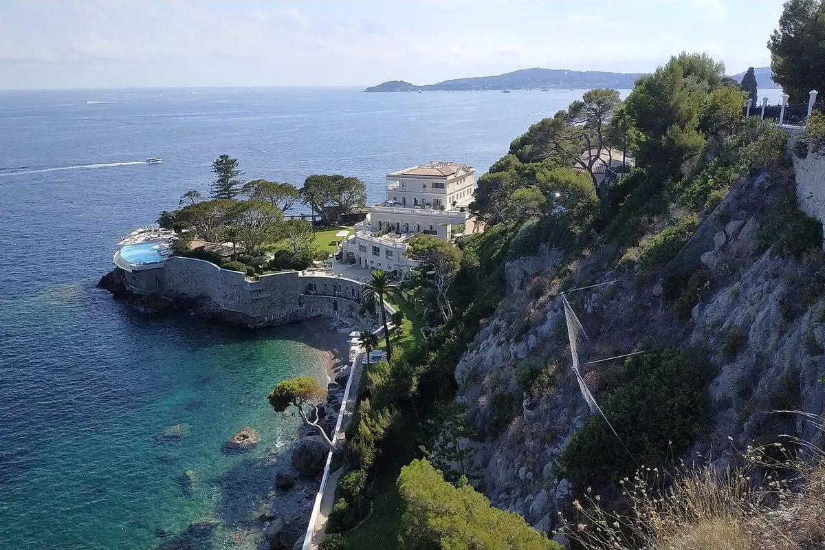 The Cap Estel on its headland at Èze-bord-de-mer with the infinity pool and the sea all around
