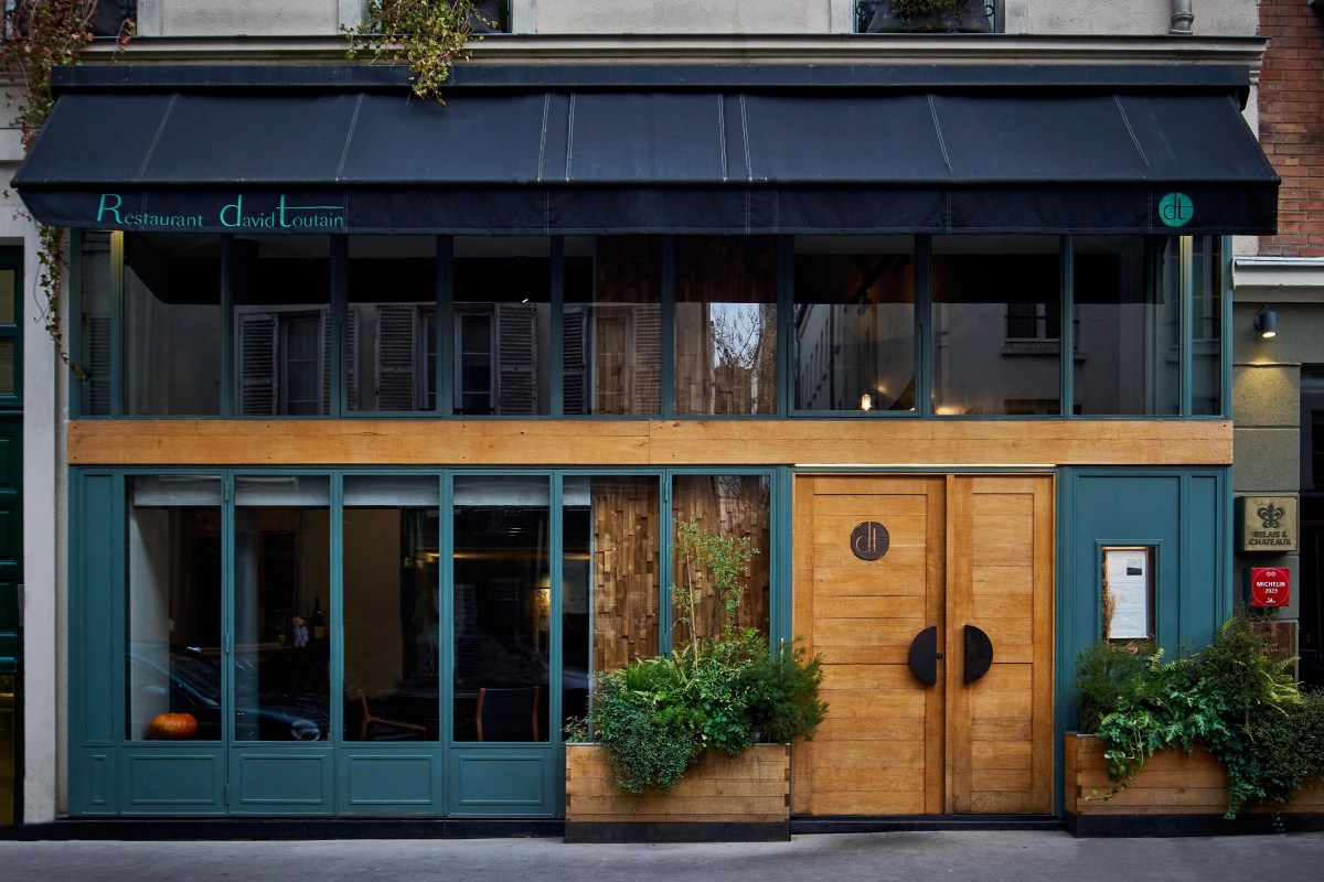 Exterior facade of Restaurant David Toutain with green trim and wooden doors, Paris