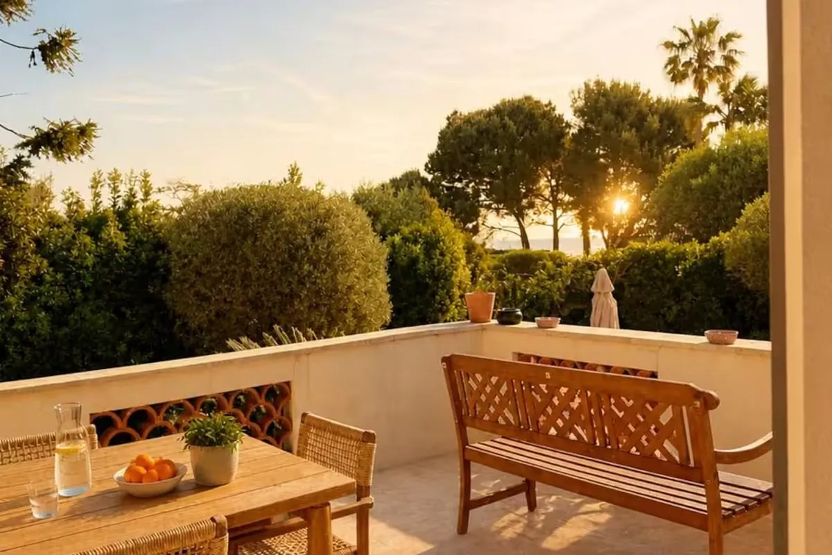 Villa Saramartel and its pool among the pines of Cap d'Antibes