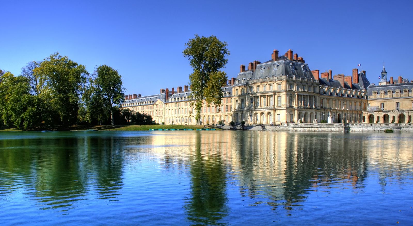 The Château de Fontainebleau reflected in the Carp Pond