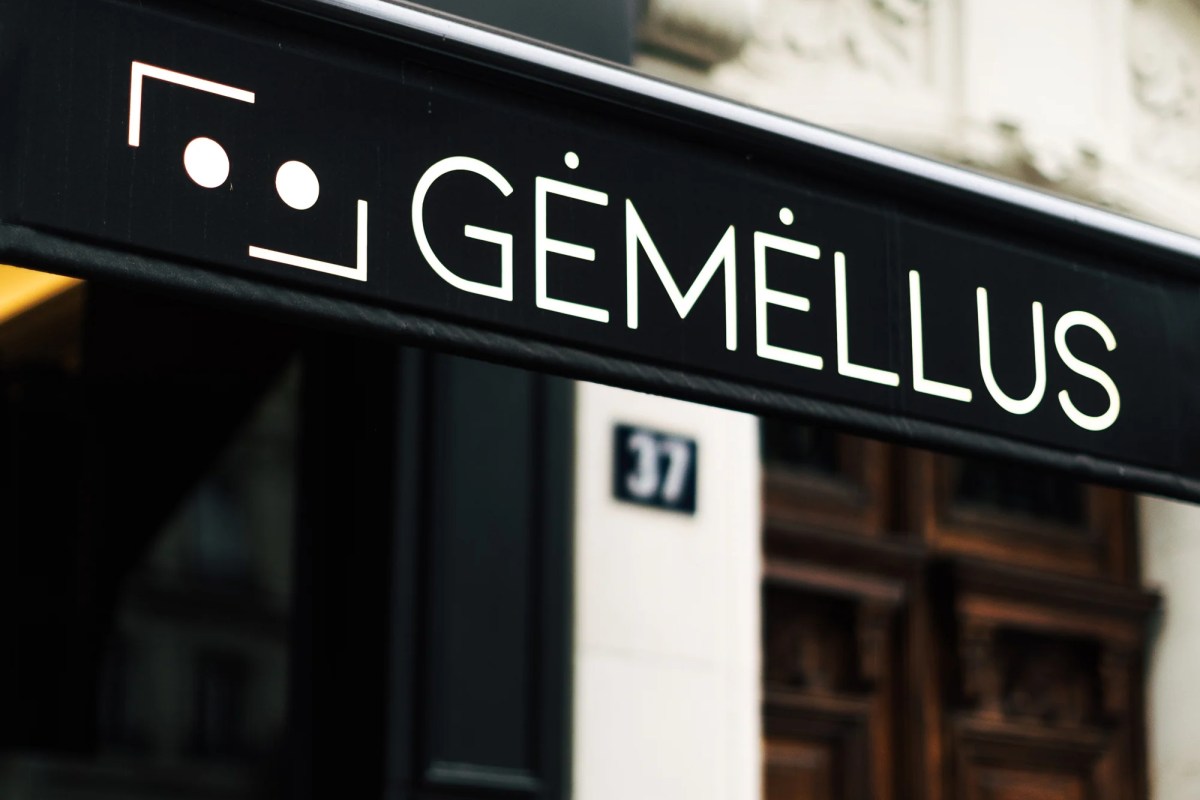 Close-up of the black Gemellus signage above the restaurant's wooden entrance door at number 37.