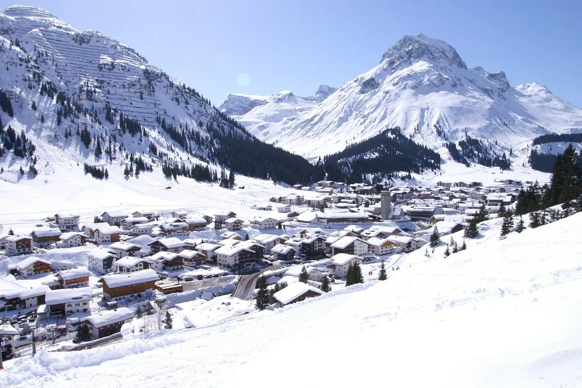 Lech am Arlberg under snow with the Omeshorn behind