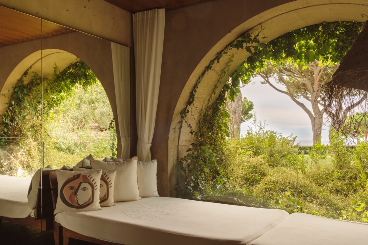 Daybed alcove with arched stone opening and garden/sea view