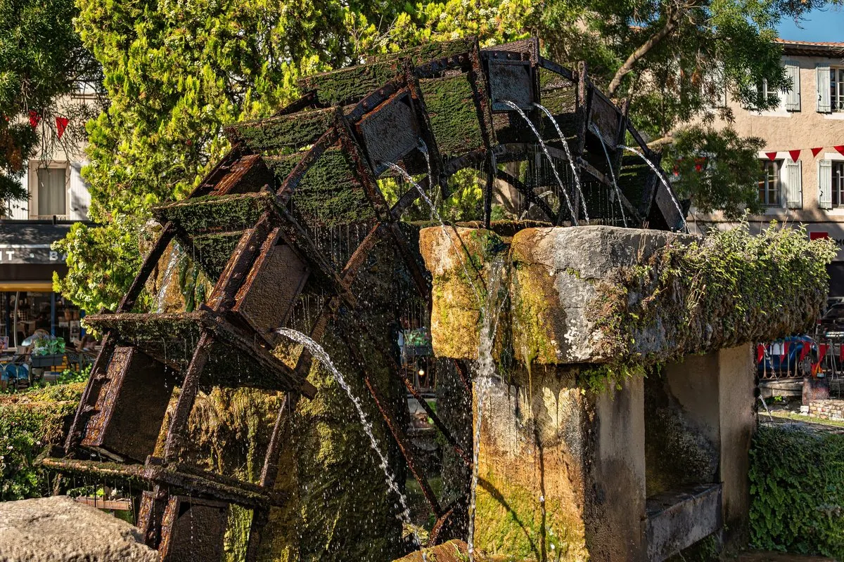 A moss-covered water wheel on the Sorgue in L'Isle-sur-la-Sorgue