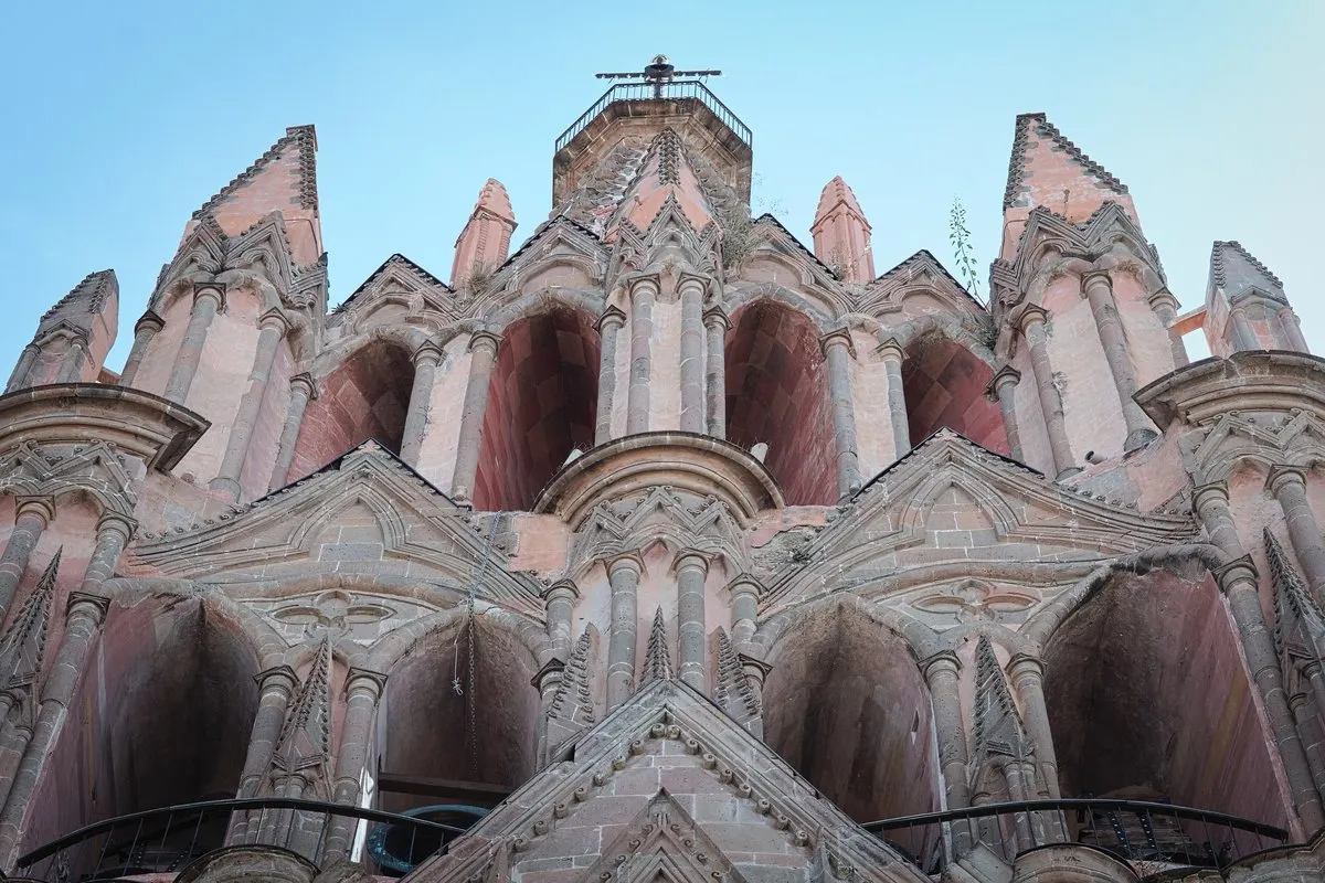 The pink neo-Gothic facade of the Parroquia de San Miguel Arcángel in San Miguel de Allende