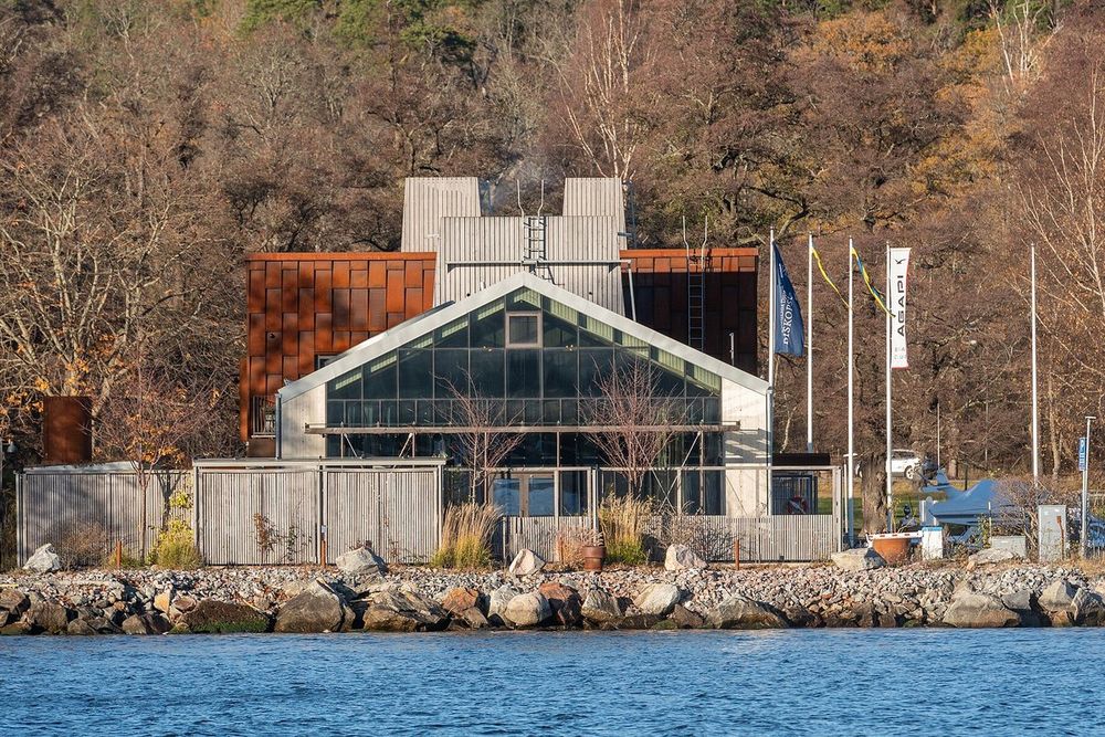 Aira on Djurgården – a shipyard building by the water with two stars