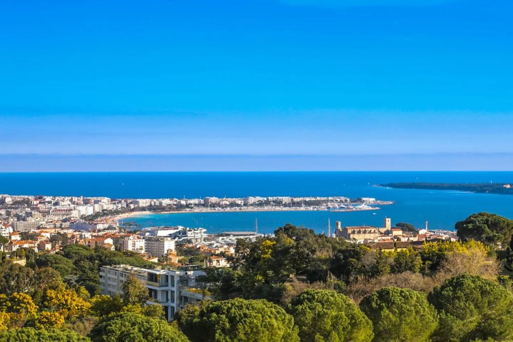 Panorama from the Croix des Gardes over Cannes, the bay and the Lérins islands