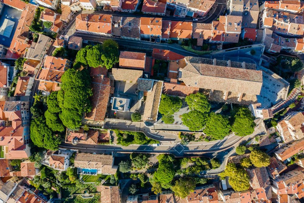 Le Suquet from directly above: terracotta roofs, the Castre courtyard and its tower