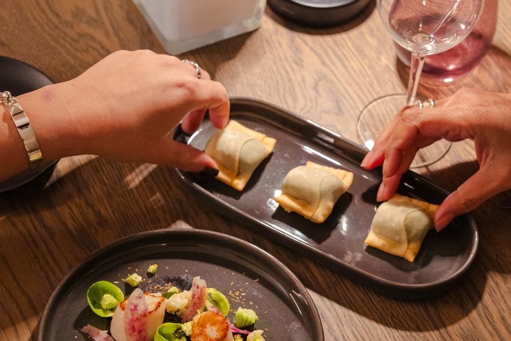 Ravioli and a starter being plated at Table 22 par Noël Mantel in Le Suquet, Cannes