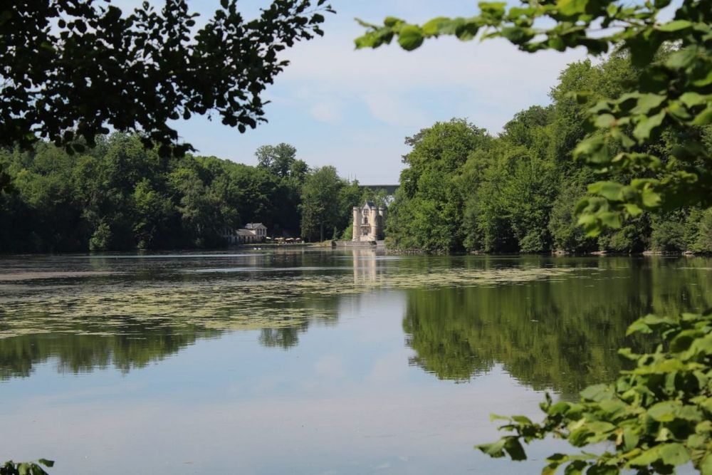 Woods reflected in the still water of the Étangs de Commelles