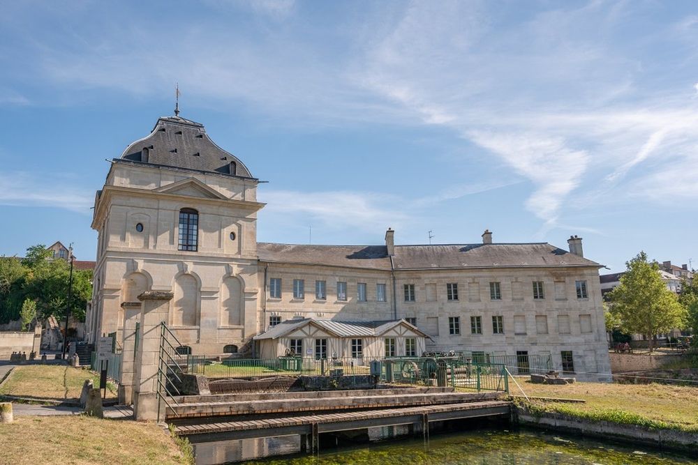 The Pavillon de Manse above its mill race in Chantilly