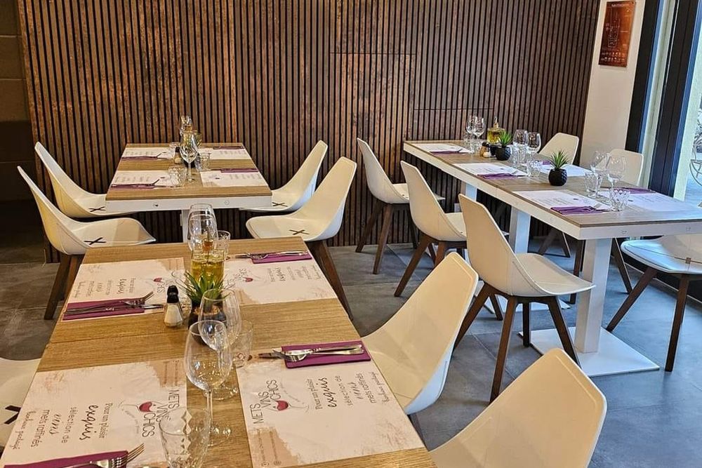 At Mets Vins Chics, wine bar and restaurant in Èze village