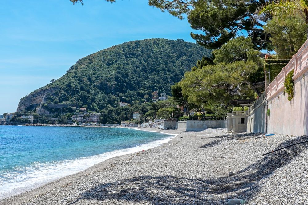The beach at Èze-bord-de-Mer and the Villa Les Roses