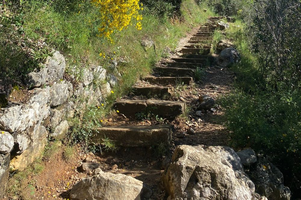 The Sentier de Nietzsche between Èze village and the sea