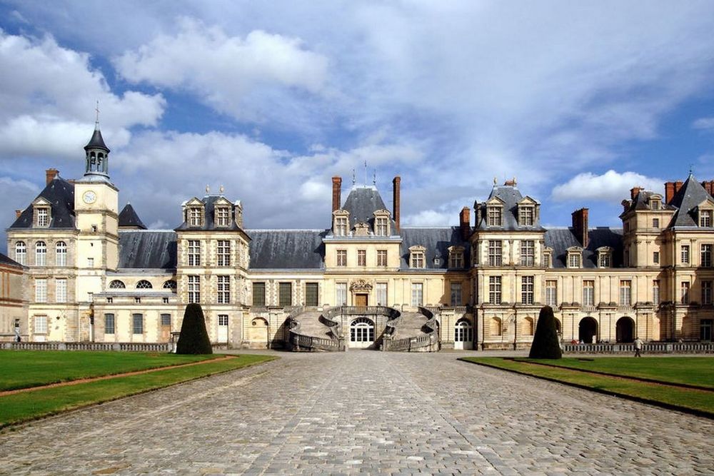 The Cour du Cheval Blanc and the horseshoe staircase of the Château de Fontainebleau