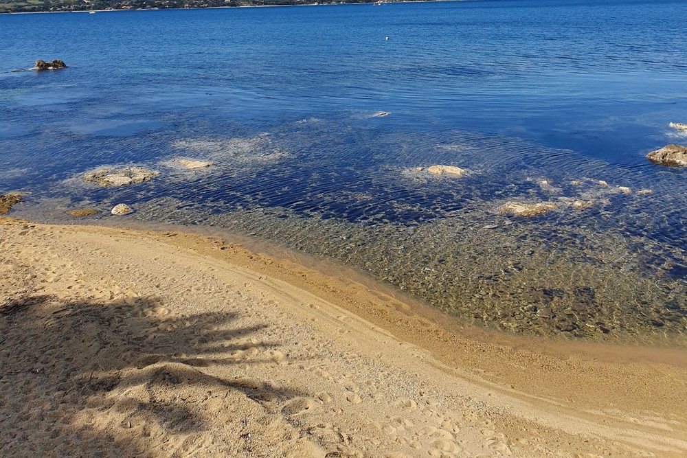 Shallow water and sand at the Plage du Treizain, Gassin