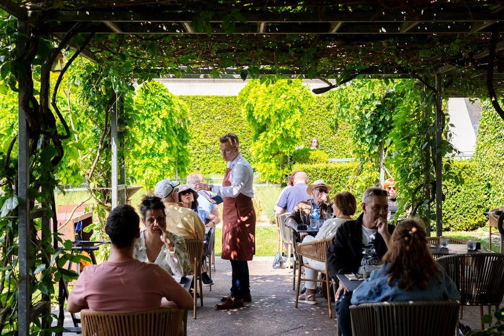 Lunch under the green pergola of Oscar in the garden of the Musée des impressionnismes Giverny