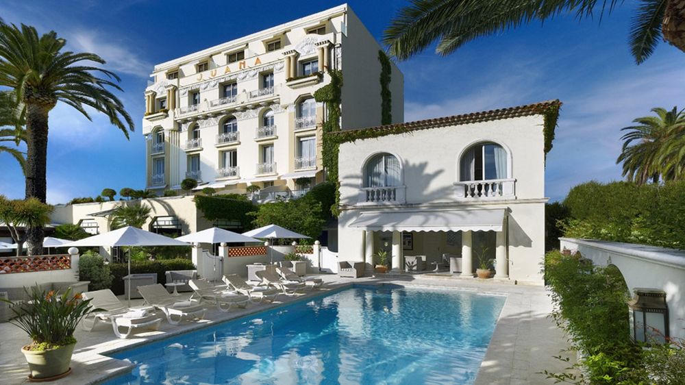 Hôtel Juana and its pool in Juan-les-Pins