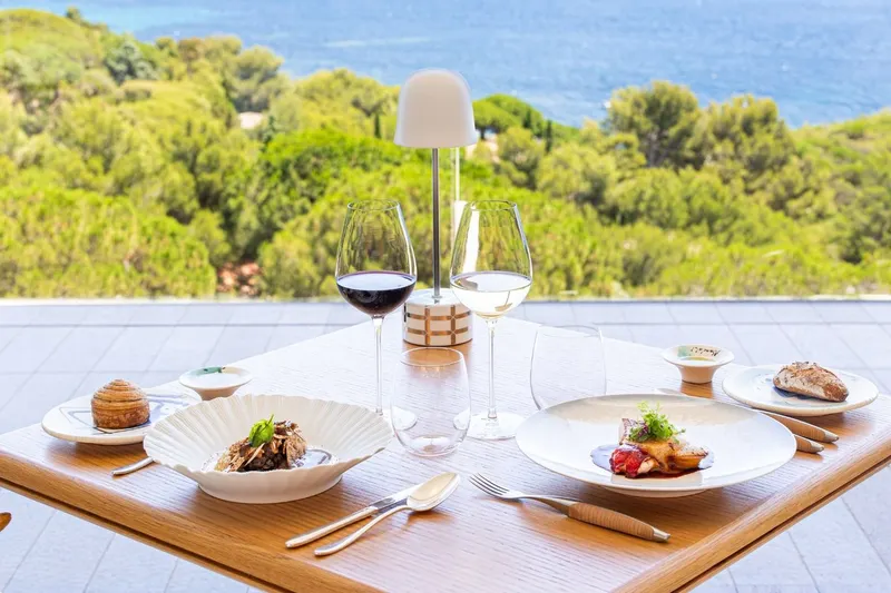 La Voile in Ramatuelle – two stars and a garden menu above the sea