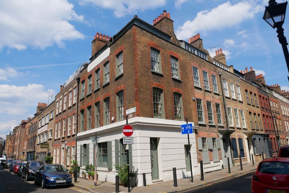Spitalfields, London – Huguenot silk weavers' houses and Hawksmoor's Christ Church