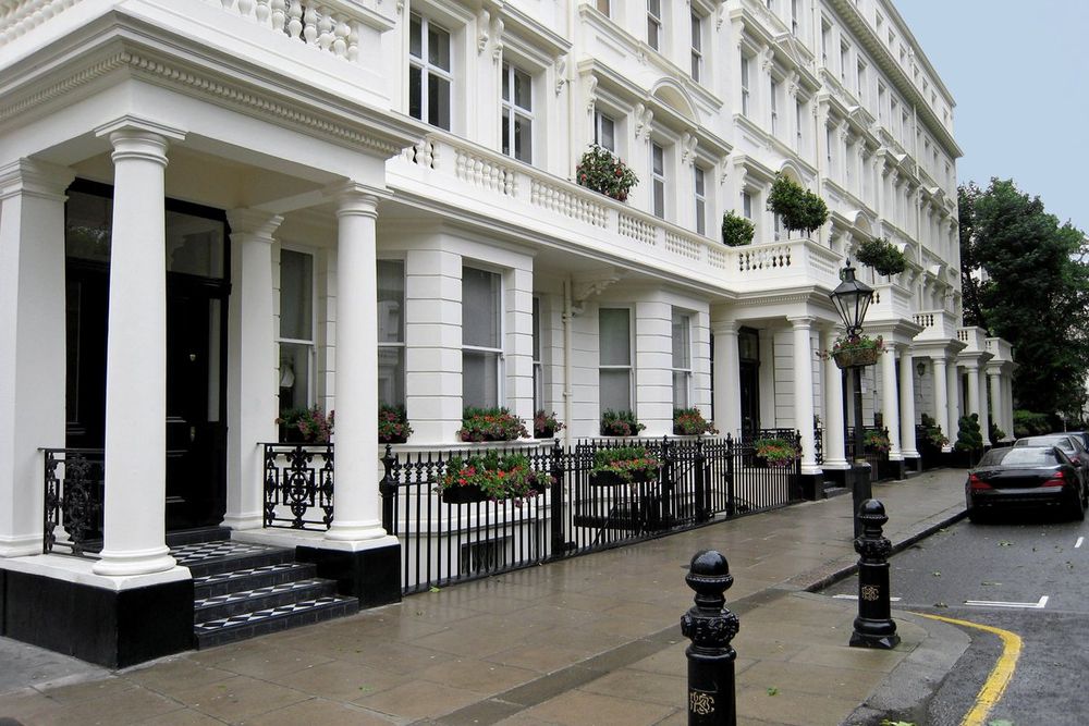 Notting Hill – hidden gardens, mews and Portobello Road