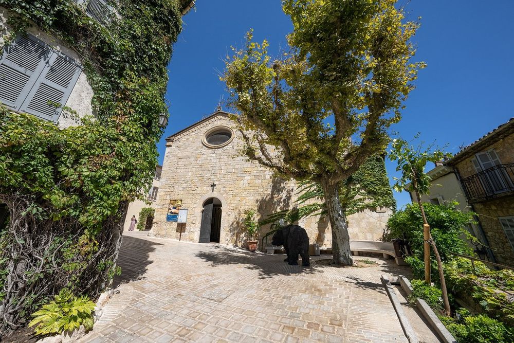The church of Saint-Jacques-le-Majeur and its square in Mougins old village