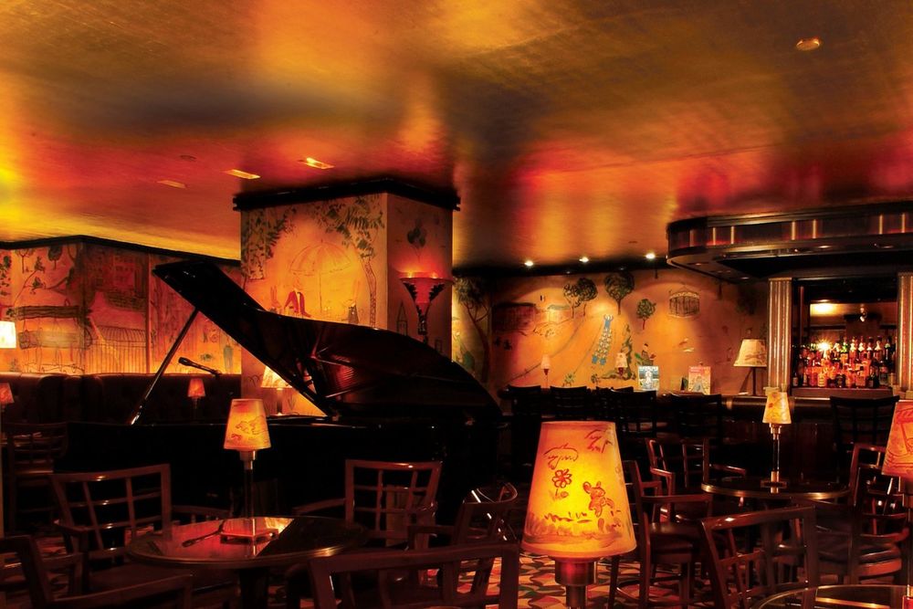 The piano and lamplit tables of Bemelmans Bar at The Carlyle