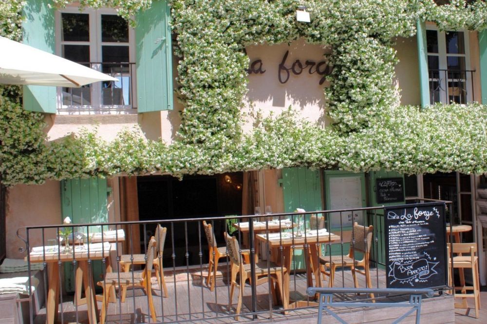The ivy-covered façade and terrace of the restaurant La Forge in Ramatuelle village
