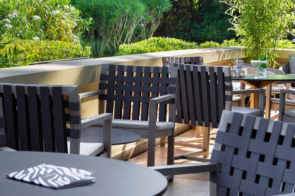 The terrace of Bar Le Cap over the gardens of the Royal-Riviera