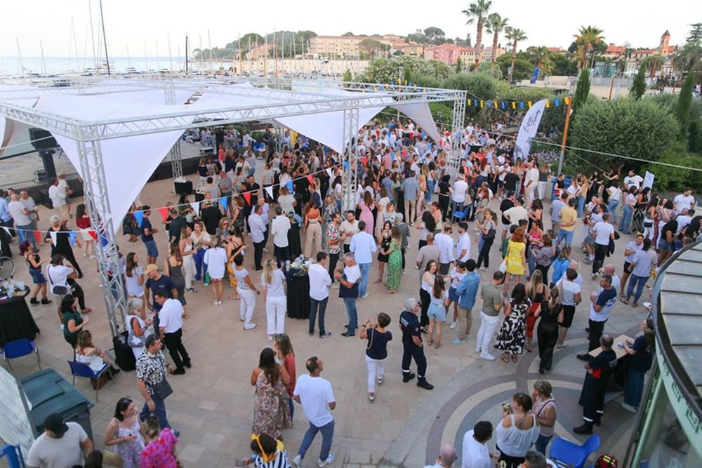 The Théâtre sur la Mer esplanade with its street-art murals, Saint-Jean-Cap-Ferrat