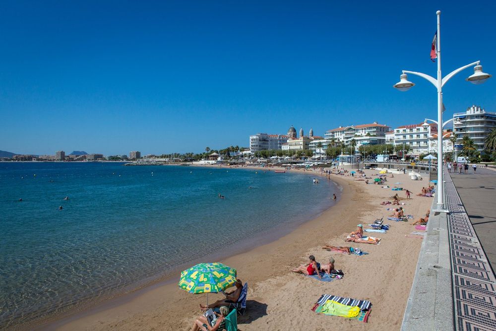 The promenade above Plage du Veillat curving towards the seafront hotels of Saint-Raphaël