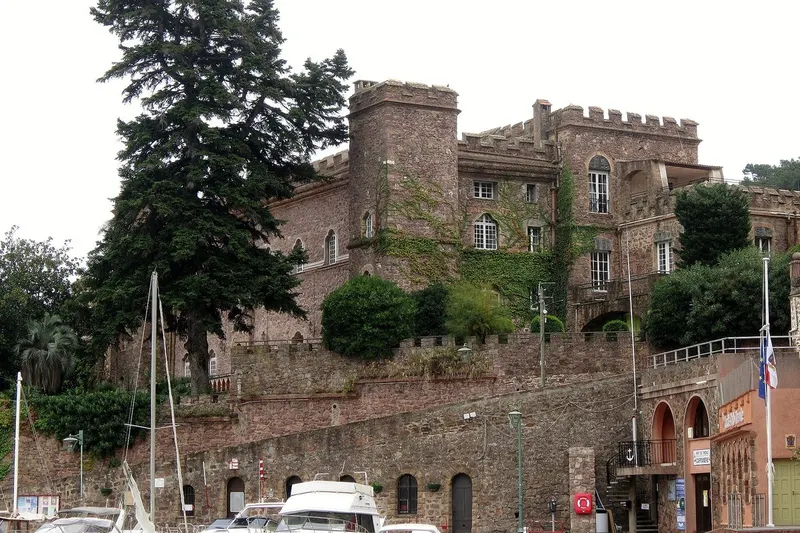 Théoule-sur-Mer – red coves, a soap château and Cardin's bubbles