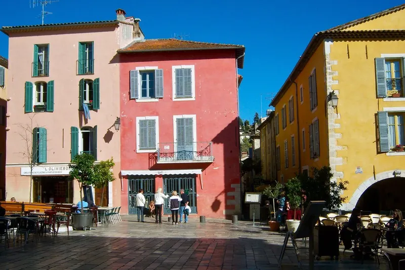 Valbonne and Place des Arcades – a square to slow down at