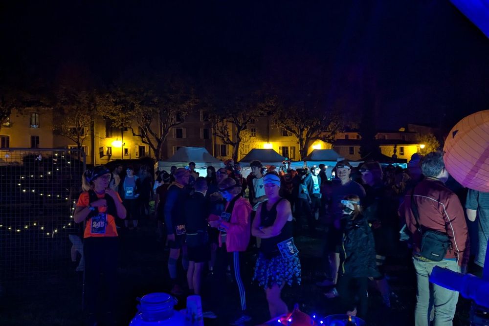 Costumed runners gathering in the dark at the Parc des Bouillides before the Épouvant'Trail