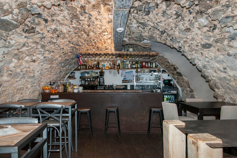 The bar under the stone vault of Trio Vino in Biot village
